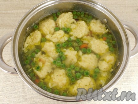 Дать овощному супу с сырными клёцками закипеть, уменьшить огонь. Постепенно все сырные клёцки всплывут на поверхность, после этого варить суп 2-3 минуты (в общей сложности с момента отправки клёцек в кастрюлю до их готовности у меня на варку ушло 7 минут). В процессе варки попробовать суп на соль, если нужно, досолить.