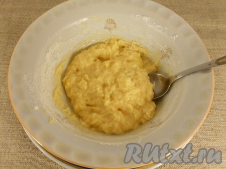 Как только сырное тесто станет по консистенции чуть гуще, чем на оладьи, значит больше муку добавлять не нужно.