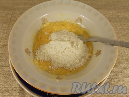 В сырно-яичную смесь начать частями добавлять муку, каждый раз хорошо вмешивая её в тесто для клёцек вилкой.