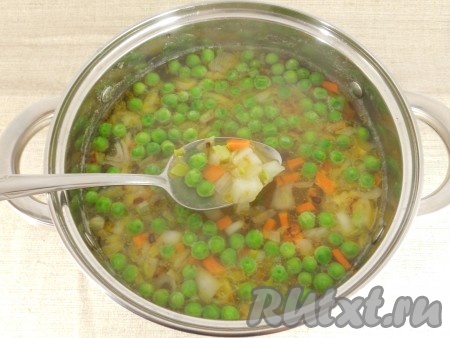 Сразу же добавить обжаренные овощи, дать закипеть, после этого варить суп на небольшом огне 7 минут.