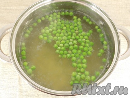 Пока варится картошка, нарезать морковь на небольшие кубики (или натереть на крупной тёрке). Лук мелко нарезать. Разогреть растительное масло в сковороде, выложить лук и морковь, обжарить их на среднем огне, периодически перемешивая, в течение 6-7 минут (до мягкости морковки). После того как картошка с момента закипания проварится 15 минут, выложить в кастрюлю замороженный горошек.