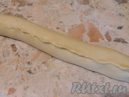 Свернуть в рулет, начиная со стороны с начинкой, край защипнуть.