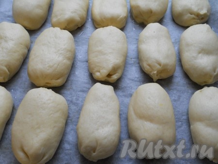 Выложить пирожки-малышки на противень, застеленный бумагой для выпечки. Аналогично сформировать пирожки из всех частей нашего скороспелого чудо-теста. По желанию, можете смазать пирожки желтком, я не смазывала. Выпекать в разогретой до 180 градусов духовке 25-30 минут (до румяного цвета).