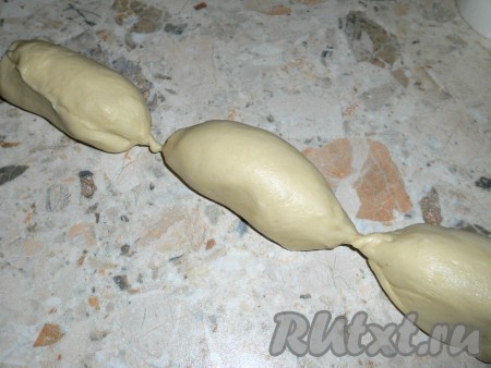 Далее наметить части длиной 7-9 сантиметров. Скручивать, как сардельки, концы теста сами склеиваются.