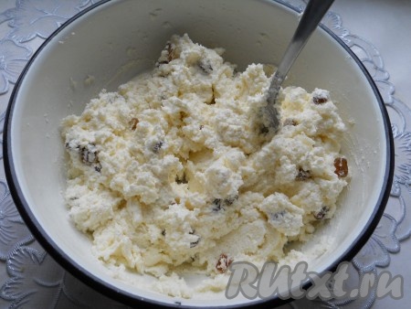 По желанию, можно добавить изюм, предварительно залитый на 5 минут кипятком и обсушенный. Перемешать творог с изюмом.