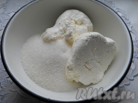 К творогу добавить сахар, перемешать.