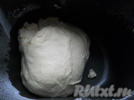 Дать молочно-масляной смеси остыть до 38-40 градусов и сразу перелить в ёмкость, в которой будет удобно замешивать тесто, добавить дрожжи, соль и сахар, перемешать. Дать постоять смеси 5 минут. В получившуюся смесь частями добавить просеянную муку, замешивая мягкое, нежное, не липнущее к рукам тесто. Оставлять на расстойку его не нужно.