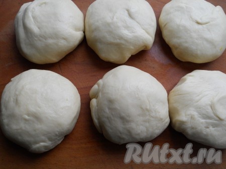 Сразу разделить замешанное тесто на 6 частей.