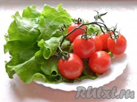Листья салата и помидоры вымыть, обсушить. Куриные яйца сварить вкрутую (в течение 9-10 минут после начала кипения воды), остудить и почистить.