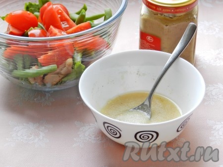 Для заправки смешать растительное масло, лимонный сок, горчицу, немного соли и перца.