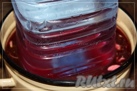 Убрать под груз (груза весом 3-5 кг вполне хватит) в прохладное место на 12-15 часов. Далее хранить в холодильнике. Через сутки наивкуснейшая капуста будет готова.
