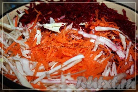 Нашинковать капусту, морковку и свеклу натереть на терке.
