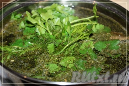 Приготовить рассол: воду довести до кипения, добавить уксус, масло растительное, специи, соль, сахар, зелень. Прокипятить минуту.
