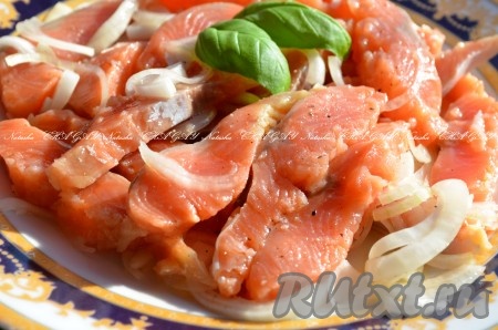 Горбуша, солёная кусочками с луком и маслом