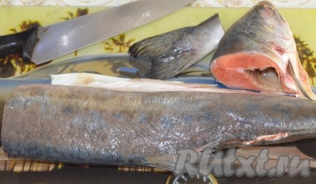 Горбуша обычно продаётся в замороженном виде, так что первым делом её следует разморозить. Я советую полностью не размораживать, чтобы рыба уже могла резаться ножом, но при этом мякоть была подмороженная (не мягкая). Горбушу моем, отрезаем голову, плавники, хвост. Разрезаем брюшко, хорошо промываем внутри, чтобы удалить чёрную плёнку.