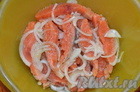 Продолжаем укладывать кусочки горбуши и лук слоями, не забывая пересыпать смесью соли и сахара. В конце заливаем растительным маслом (можно ароматным), перемешиваем, накрываем миску и убираем в холодильник на 4 часа или более.