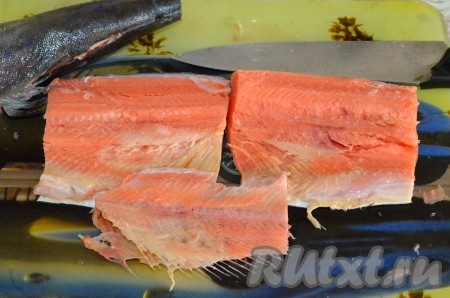 Затем, для удобства, разрезаем тушку пополам (хвост и филейная часть). У филейной части вырезаем хребет и удаляем рёберные кости. Получаются два вот таких филе.