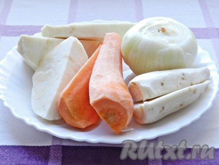 Морковь, корень петрушки и кусочек корня сельдерея вымыть, очистить, нарезать крупно. Луковицу очистить, резать на части её не нужно.

