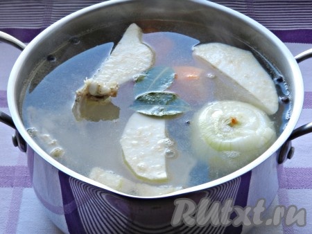 Курицу поместить в кастрюлю, залить водой до отметки 2 литра и поставить вариться. Когда вода закипит, тщательно снять всю пену, добавить в кастрюлю овощи, коренья и специи.