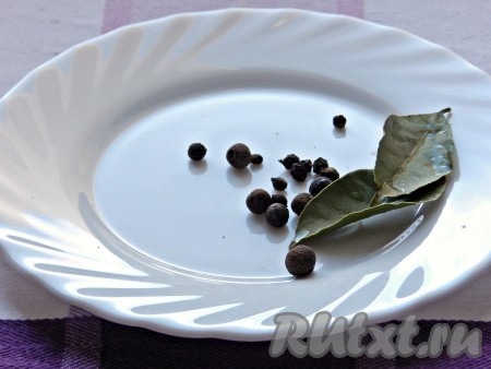 Набор специй для приготовления бульона из курицы можно подобрать по своему вкусу. Очень насыщенным получается бульон с добавлением сухих овощей. Но у меня свежие овощи, поэтому я использовала только перцы и лавровые листочки.
