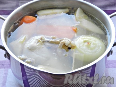 Варить на медленном огне под крышкой, не допуская сильного кипения бульона, до готовности курицы (40-50 минут.) В конце приготовления бульон посолить по вкусу.
