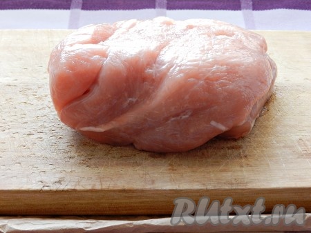 Филе индейки вымыть, обсушить. Затем нарезать мясо на кусочки, которые будет удобно пропускать через мясорубку.