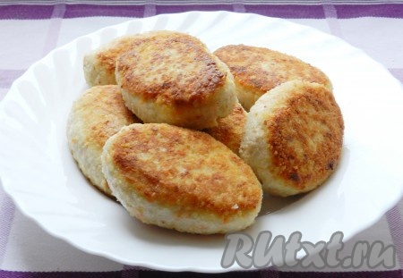 Аппетитные, вкусные котлеты из филе индейки готовы. Благодаря добавлению в фарш жареных овощей и овсяных хлопьев, котлеты получаются очень сочными.