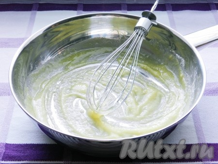 Не снимая с огня, небольшими порциями добавить муку, сразу же перемешивая, чтобы не было комков.