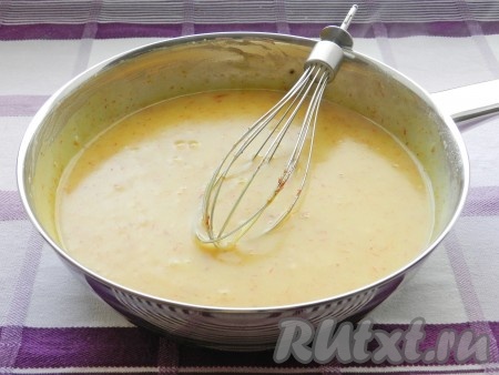Добавить шафран и лимонный сок. Готовить 2 минуты на медленном огне.
