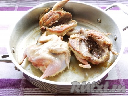 
Подготовленных перепелок обжарить в сковороде на разогретом масле со всех сторон до золотистой корочки.