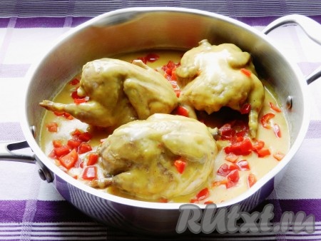 Затем слить излишки масла и добавить в сковороду соус. Болгарский перец нарезать мелкими кубиками и добавить к птице. Тушить перепелов в соусе под крышкой на медленном огне до готовности, примерно 40-50 минут.