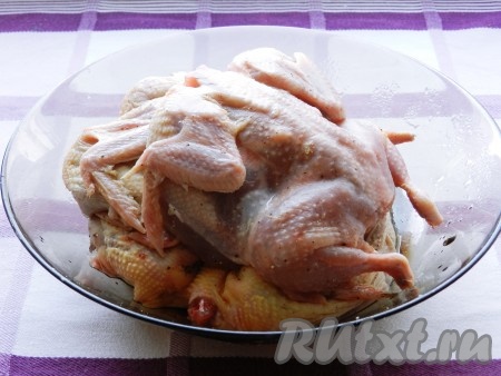 Перепелок вымыть, обсушить бумажными полотенцами, натереть смесью соли и перца, оставить на 2 часа или более.
