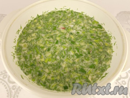 Залить молочной сывороткой, влить по вкусу лимонный сок, посолить и перемешать.