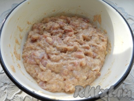 Фарш хорошенько перемешать и выбить.