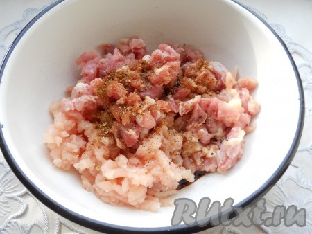 Посолить, поперчить по вкусу, добавить специи.