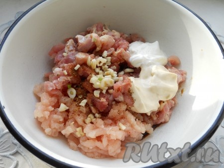 Также добавить порезанный мелко чеснок, сметану и майонез (если нет домашнего майонеза, добавьте просто больше сметаны).