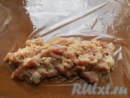 Далее - я использую рукав для запекания. Его нужно порезать на небольшие прямоугольники. Выложить часть фарша на пленку.