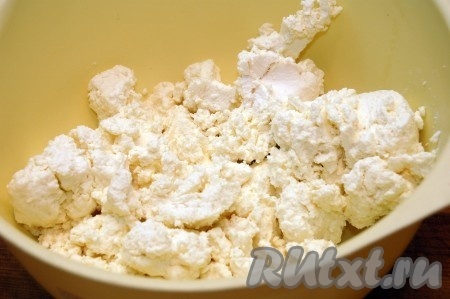  Выложим творог в миску и разомнем его вилкой.