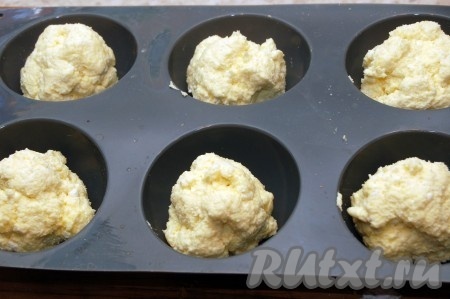 Из полученного теста сформируем небрежно творожные плюшки и уложим их в силиконовую форму, ничем не смазанную.