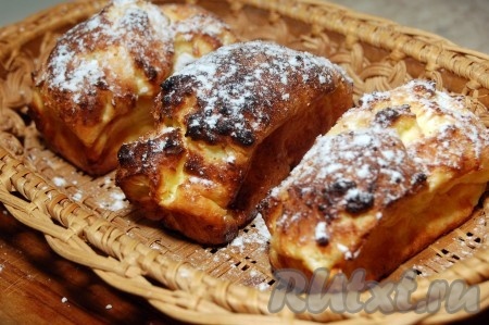 По мере готовности достаем из духовки творожные плюшки и посыпаем сверху сахарной пудрой. А домочадцев звать и не надо, потому что они давно все собрались и с нетерпением ждут нашей наивкуснейшей выпечки из творога.