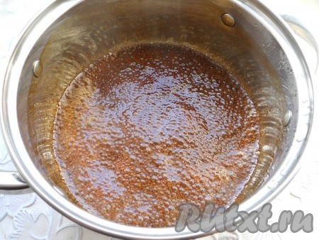 Когда кофейный сироп будет готов, он начинает сильно пениться в кастрюле.
