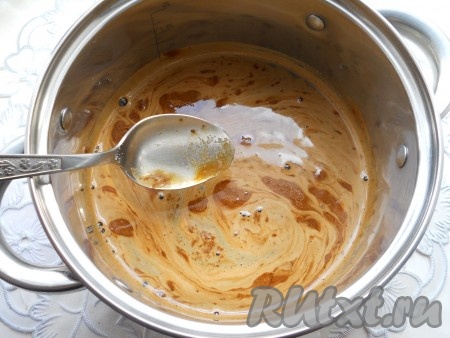 Добавить сахар, перемешать.