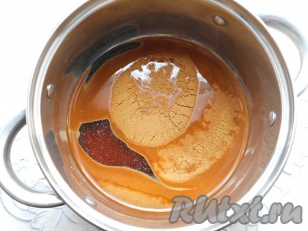 &nbsp;В небольшую кастрюлю влить воду комнатной температуры, всыпать кофе.