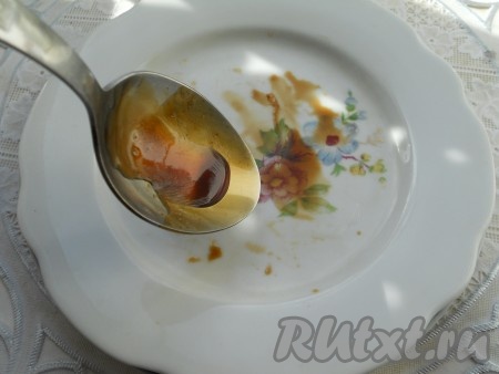 Поставить кастрюлю на огонь, довести до кипения, газ уменьшить до минимального. Варить сироп под приоткрытой крышкой около 45-60 минут. Степень готовности можно определить так: капля сиропа стекает с ложки, как мед.