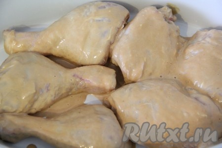 Готовые куриные голени выложить в жаропрочную форму. Я использовала керамическую форму, можно взять металлическую или стеклянную. Покрыть голени оставшимся маринадом. Поставить форму в разогретую духовку. Запекать куриные голени при температуре 200 градусов примерно 45 минут. 