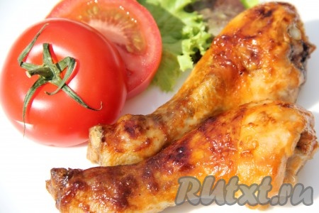 Голени покроются красивой, румяной корочкой. Подать готовые куриные голени, приготовленные в пикантном маринаде, с любым гарниром или овощной нарезкой и свежей зеленью.