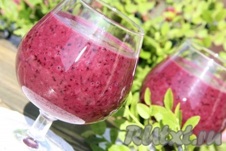 Разлить готовый смузи с черникой и бананом по фужерам и сразу подать к столу. Густой, питательный и яркий напиток порадует взрослых и детей. 
