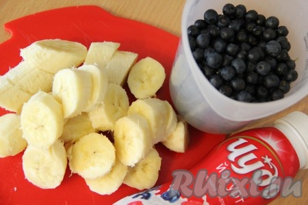 Ягоды черники вымыть и обсушить. Если используете замороженные ягоды, то размораживать их не надо. Йогурт можно взять с любым вкусом или использовать простой греческий.
