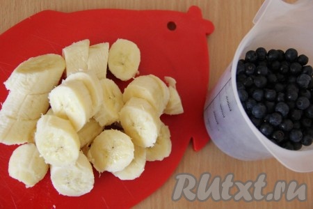 Бананы почистить и нарезать на кусочки.