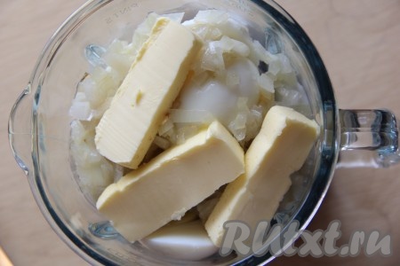  В чашу блендера поместить куриную печень, лук, масло и яйца. Добавить соль и перец по вкусу.